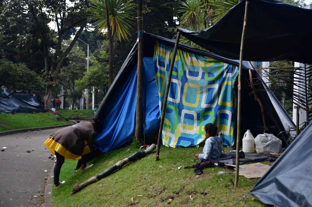 Indígenas han armado cambuches con plásticos en el Parque Nacional, al que llegaron el 29 de septiembre en su mayoría son niños, mujeres embarazadas y lactantes.
