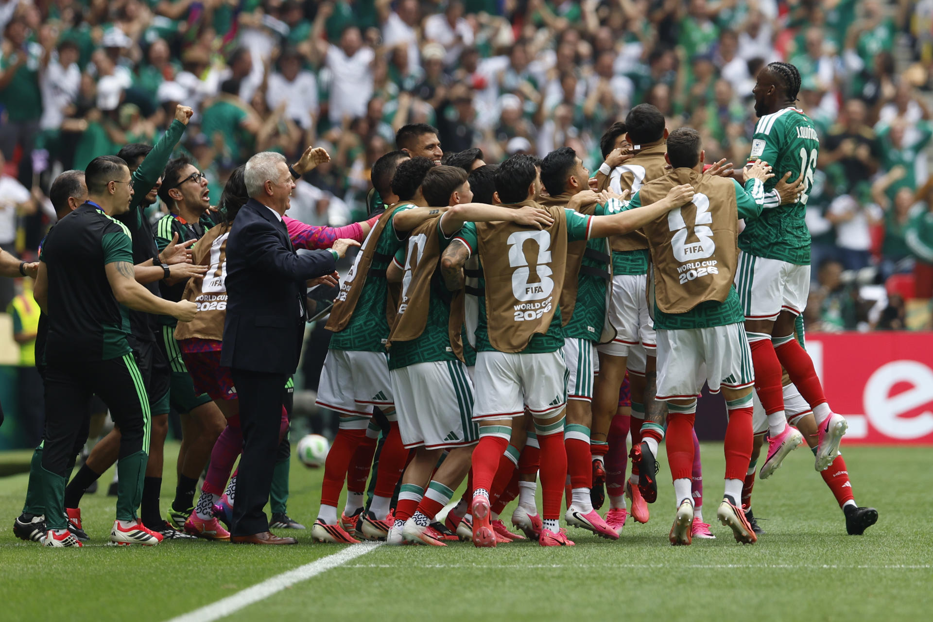 GR4218. CIUDAD DE MÉXICO (MÉXICO), 11/06/2026.- Julián Quiñones (d) de México celebra un gol este jueves, durante un partido del grupo A del Mundial de la FIFA 2026 entre México y Sudáfrica en el estadio Azteca de Ciudad de México (México). EFE/ Sashenka Gutiérrez