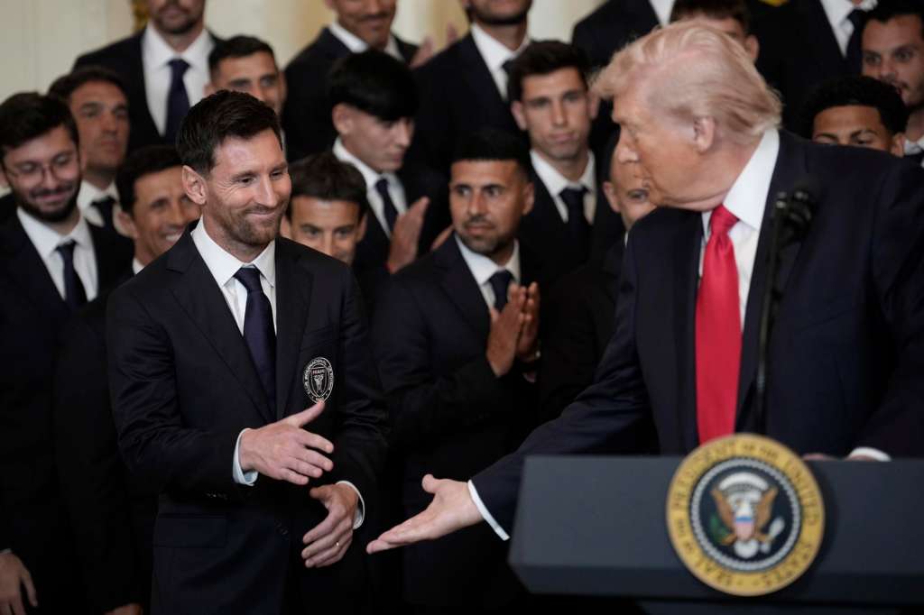 WASHINGTON (United States), 05/03/2026.- US President Donald Trump (R) shakes hands with captain Lionel Messi (L) alongside members of Major League Soccer (MLS) champions Inter Miami CF during an event in their honor in the East Room of the White House in Washington, DC, USA, 05 March 2026. (Liga de Campeones) EFE/EPA/YURI GRIPAS / POOL