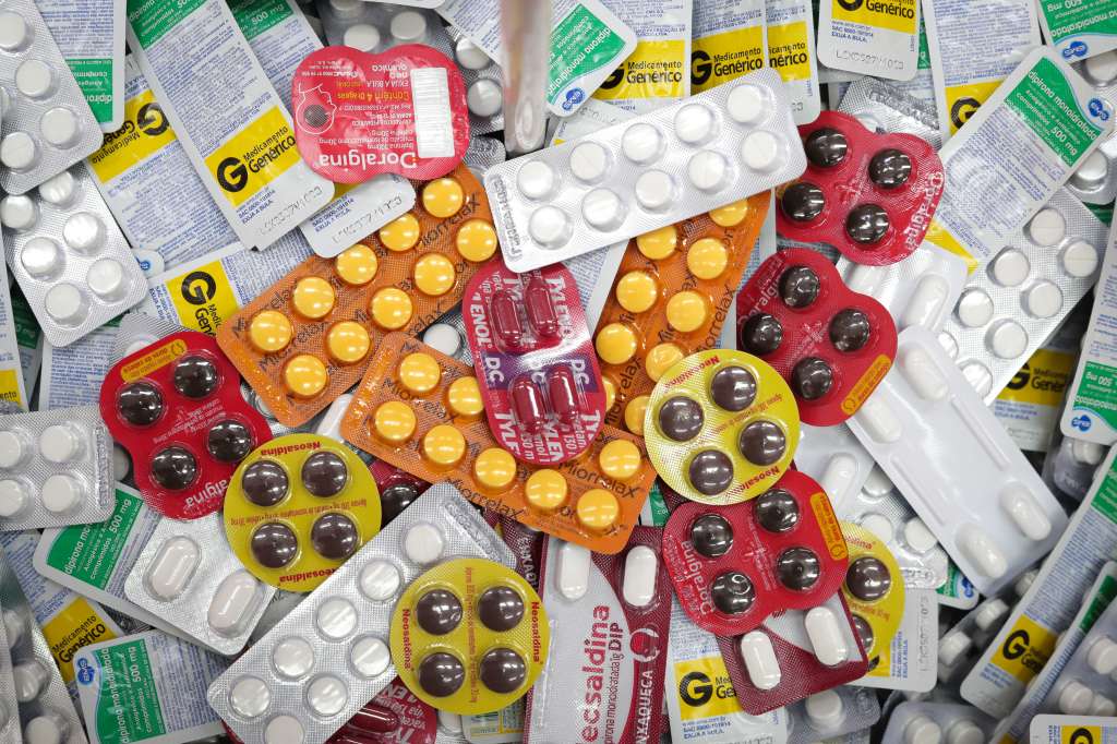 AME9073. RÍO DE JANEIRO (BRASIL), 26/06/2022.- Fotografía de diferentes tipos de medicamentos, el 24 de junio de 2022, en Río de Janeiro (Brasil). La falta de algunos grupos de medicamentos ha puesto en alerta a los farmacéuticos de Brasil, que piden al Gobierno intermediar para romper el bloqueo logístico agravado por los confinamientos en China y la guerra en Ucrania. El problema es "preocupante" y afecta al país "entero", aunque en grados distintos dependiendo de la región, afirma a Efe el secretario general del Consejo Federal de Farmacia (CFF) de Brasil, Gustavo Pires.EFE/ André Coelho
