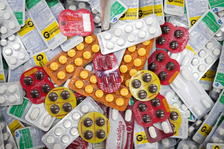 ¿Por qué debe tener cuidado al ver publicidad de medicamentos en TV?