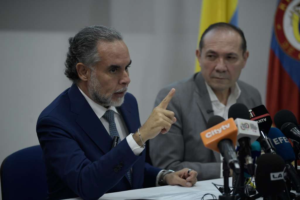 Ministro del Interior y Antonio Sanguino, ministro del trabajo, durante la presentación de la consulta popular y algunas de las preguntas de esta.