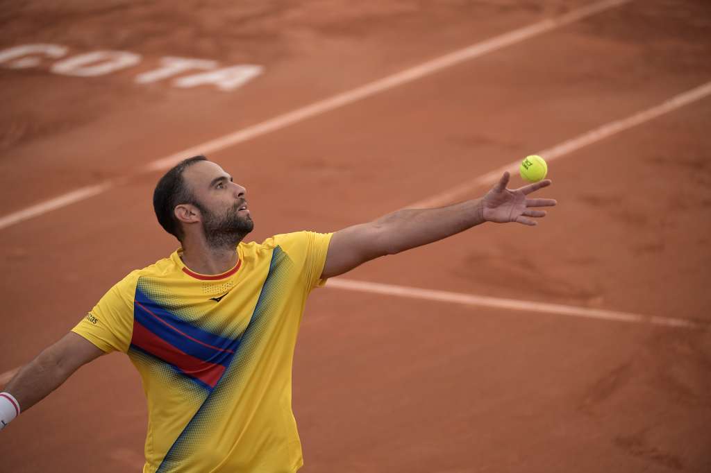 Tenista de colombiano en el partido de dobles vs los tenistas de Gran Bretaña Neal Skupski y Daniel Evans, por el tercer punto del Qualifiers, realizado en Pueblo Viejo Country Club, Cota, Colombia.