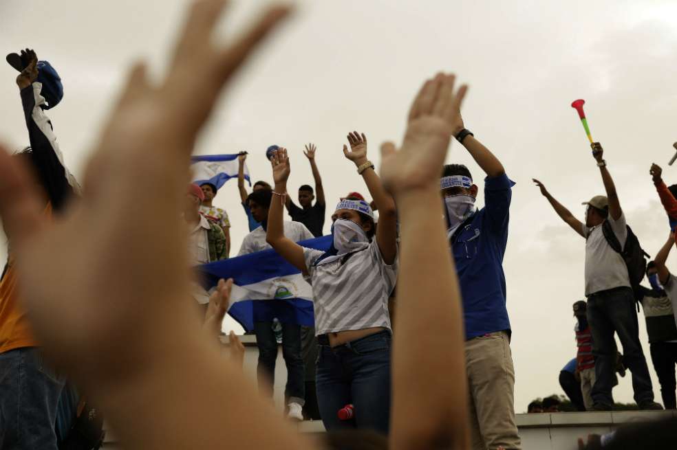 Decenas de personas continúan marchando en apoyo a los estudiantes nicaragüenses y en rechazo al presidente Daniel Ortega en Managua, Nicaragua. / EFE