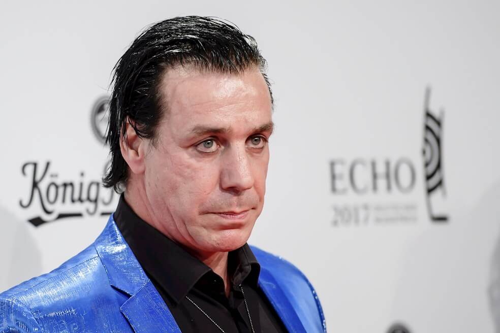 Till Lindemann, de 57 años, regresó el pasado 15 de marzo a Alemania tras actuar en solitario en Rusia y poco después solicitó atención médica al sufrir fiebre alta. / EFE