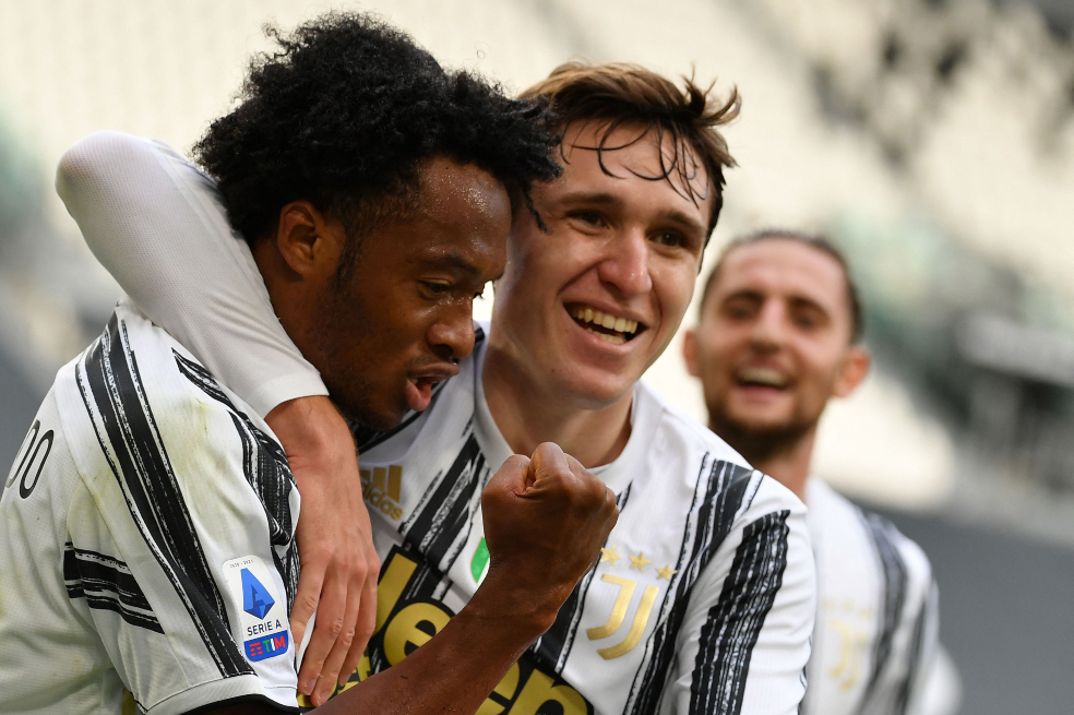 El colombiano Juan Guillermo Cuadrado celebra su gol frente al Inter con su compañero Enrico Chiesa.