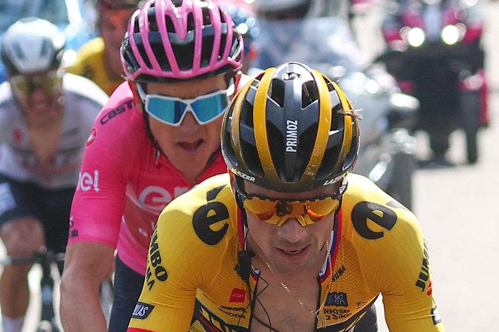Primoz Roglic (der.) llega a la meta con Geraint Thomas (izq.), el líder, a su rueda.