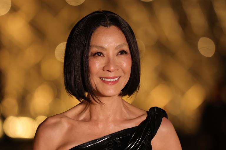 Paris (France), 04/03/2025.- Malaysian actress Michelle Yeoh arrives for the 'Le Grand Diner du Louvre' at the Louvre Museum in Paris, France, 04 March 2025. The Louvre Museum is hosting the gala dinner to mark the official opening of Paris Fashion Week and to raise funds to support the Louvre's restoration projects, educational programs, and initiatives aimed at making the museum more accessible to a broader audience. (Moda, Francia) EFE/EPA/TERESA SUAREZ