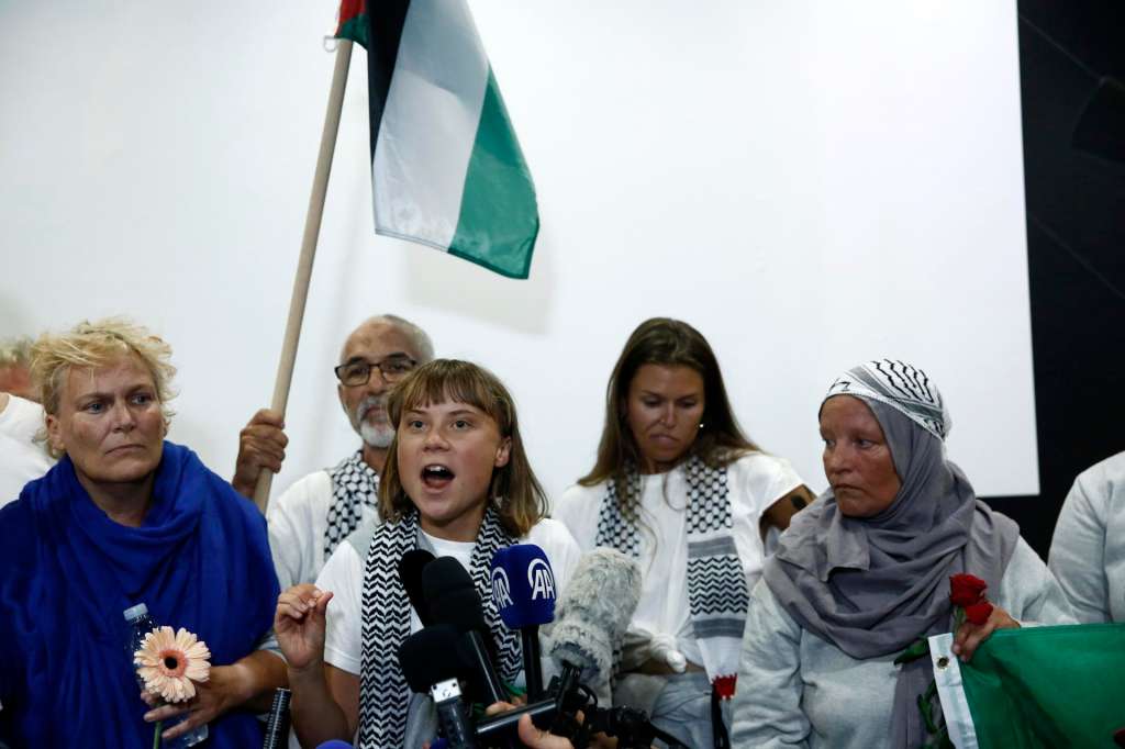 ATHENS (Greece), 06/10/2025.- Swedish activist Greta Thunberg addresses reporters as she arrives among 134 citizens from 15 European countries, including 27 Greek citizens, at the Eleftherios Venizelos Greek international airport at Spata, near Athens, Greece, 06 October 2025. According to a statement by the Ministry of Foreign Affairs, at the request of the MFA, and in coordination with the Embassy of Greece in Tel Aviv, a special flight for the repatriation of the 27 Greek citizens and also 134 citizens from 15 European countries, who participated in the Global Sumud Flotilla arrived safely in Athens. (Grecia, Atenas) EFE/EPA/YANNIS KOLESIDIS
