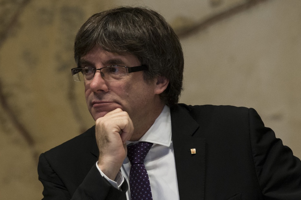 El presidente catalán, Carles Puigdemont, ante el pleno del Parlamento regional, en Barcelona. / AFP