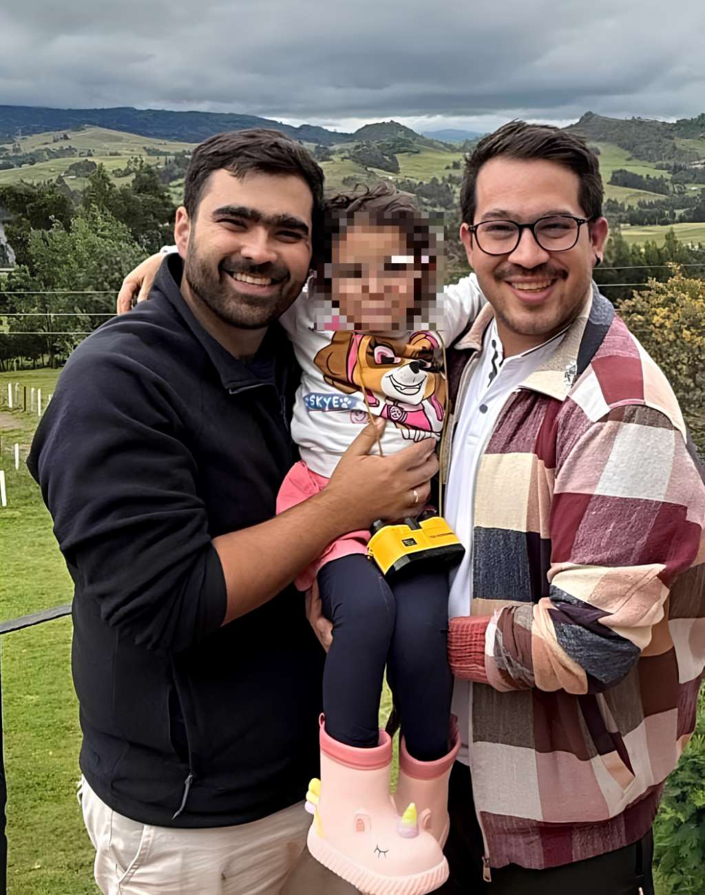 Sergio Sierra y Juan Pablo Londoño empezaron el proceso de adopción ante el Bienestar familiar en 2023. El 12 de marzo de 2025 recibieron a Amalia, su hija.