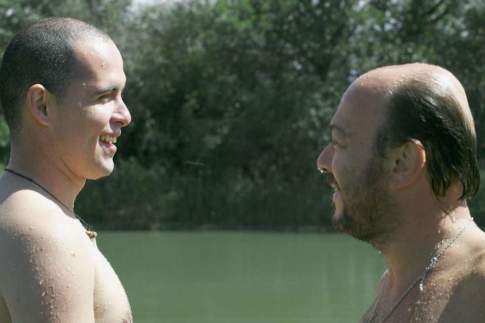 Joaquín, interpretado por el colombiano Alejandro Buitrago (izq.) es la persona que pondrá a prueba los límites de la intimidad de una pareja. / Berlinale