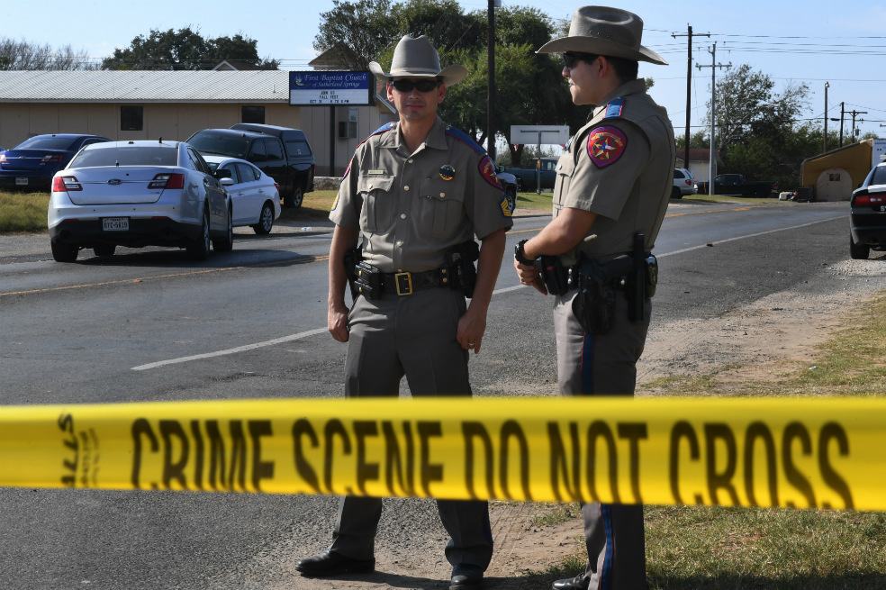 El domingo Devin Patrick Kelley, de 26 años, abrió fuego en la First Baptist Church , una pequeña iglesia de paredes blancas, en Texas. / AFP