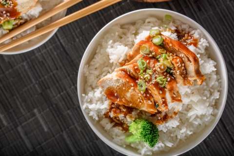 Con 12 ingredientes prepara este encocado de pollo