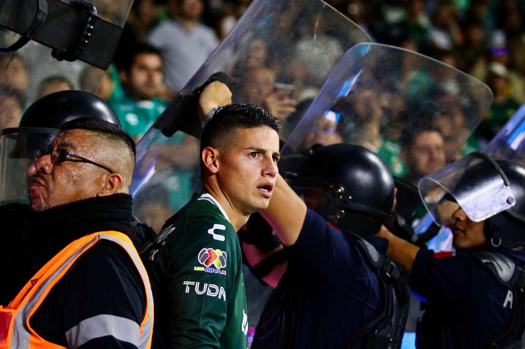 MEX8085. LEÓN (MÉXICO), 08/11/2025.- James Rodríguez de León reacciona este sábado, durante un partido de la Liga MX entre León y Puebla en el estadio León (México). EFE/Luis Ramírez
