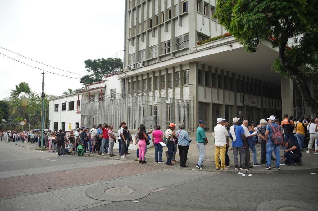 AME1249. CALI (COLOMBIA), 21/03/2025.- Usuarios de la Nueva EPS hacen fila para reclamar medicamentos este viernes, en Cali (Colombia). EFE/ Ernesto Guzmán