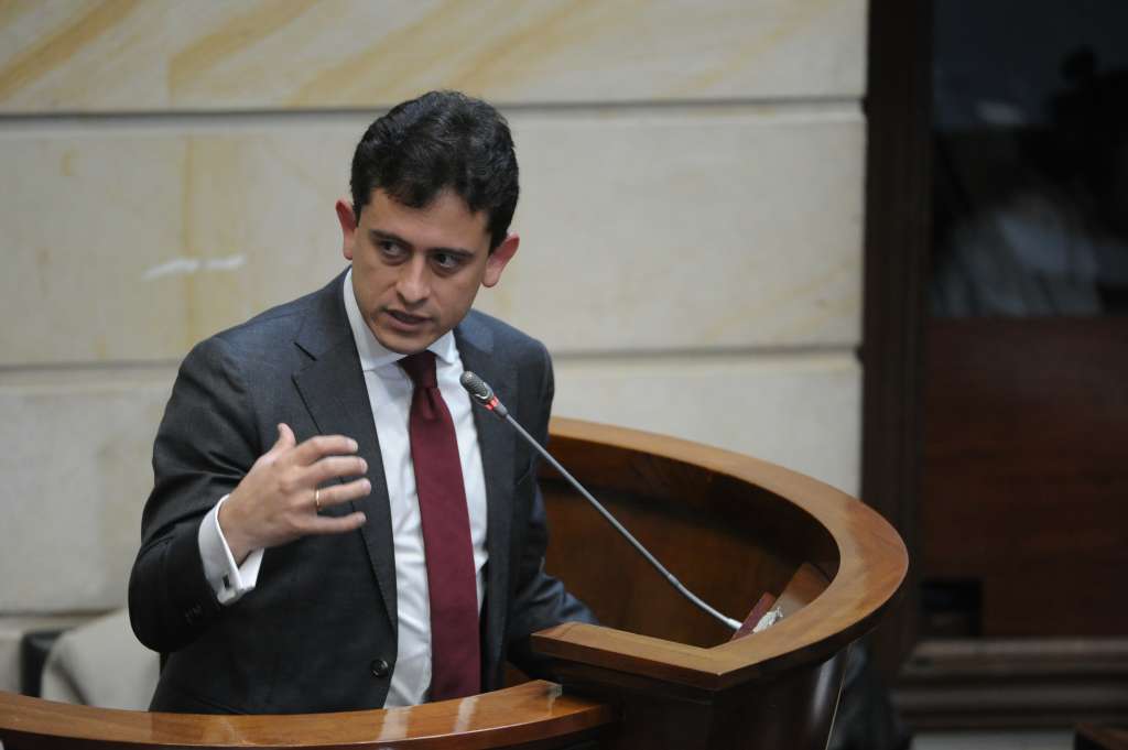 Durante la plenaria en el Senado sobre el proyecto de ley para la reducción de salarios de los congresistas