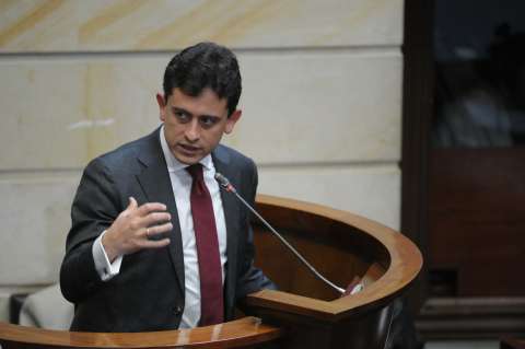 “Pone en riesgo a los testigos”: choque entre exministro Reyes y Petro por corrupción en la Dian