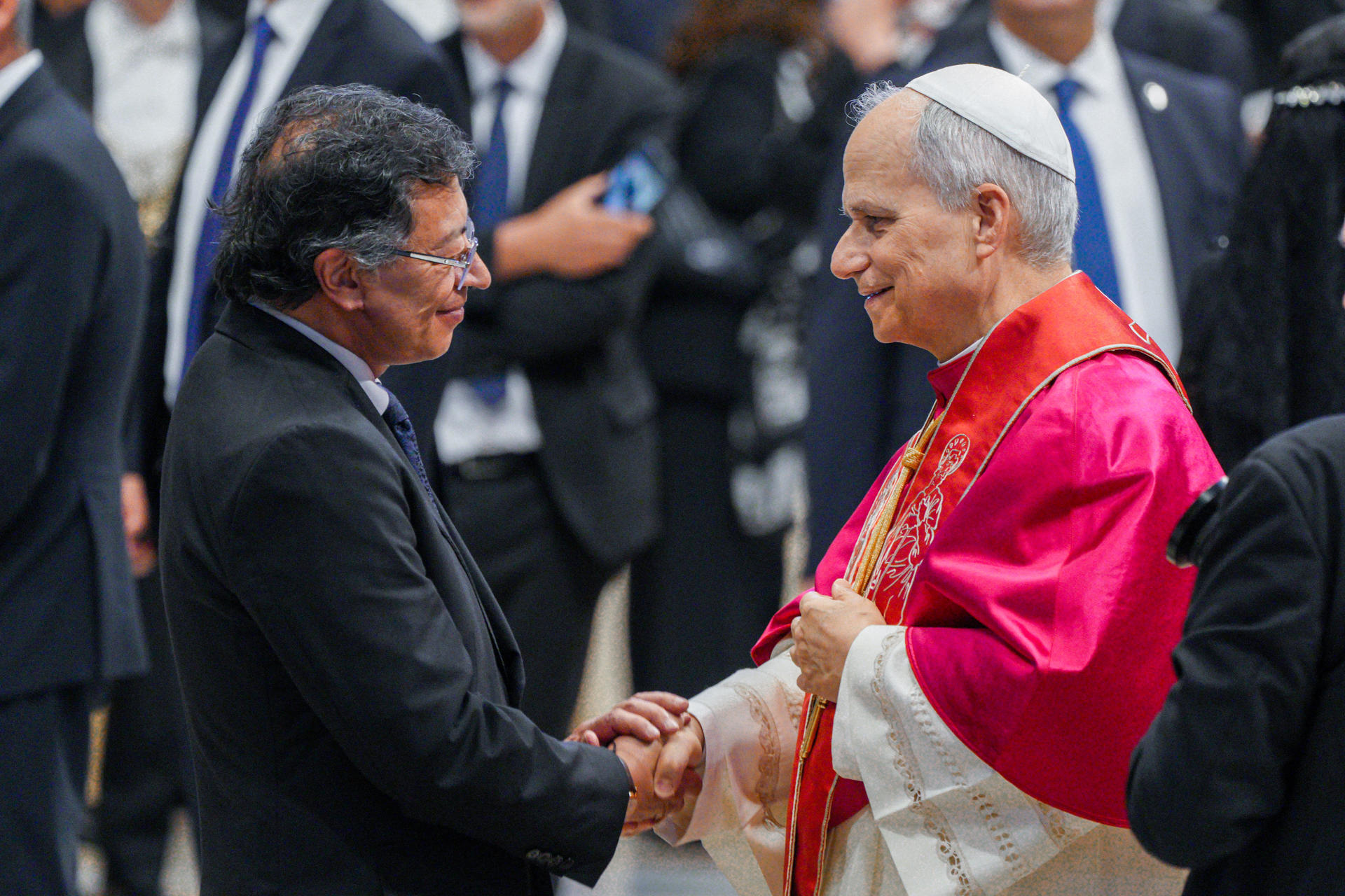 AME8936. CIUDAD DEL VATICANO (ITALIA), 18/05/2025.- Fotografía cedida por la Presidencia de Colombia del mandatario colombiano, Gustavo Petro, saludando al papa León XIV este domingo, en Ciudad del Vaticano, en Roma (Italia). Petro invitará al papa León XIV a visitar el país, informó este domingo la Cancillería, que recordó que el sumo pontífice recibirá el lunes en audiencia al mandatario colombiano. EFE/ Presidencia De Colombia / SOLO USO EDITORIAL/ NO VENTAS /SOLO DISPONIBLE PARA ILUSTRAR LA NOTICIA QUE ACOMPAÑA (CRÉDITO OBLIGATORIO)