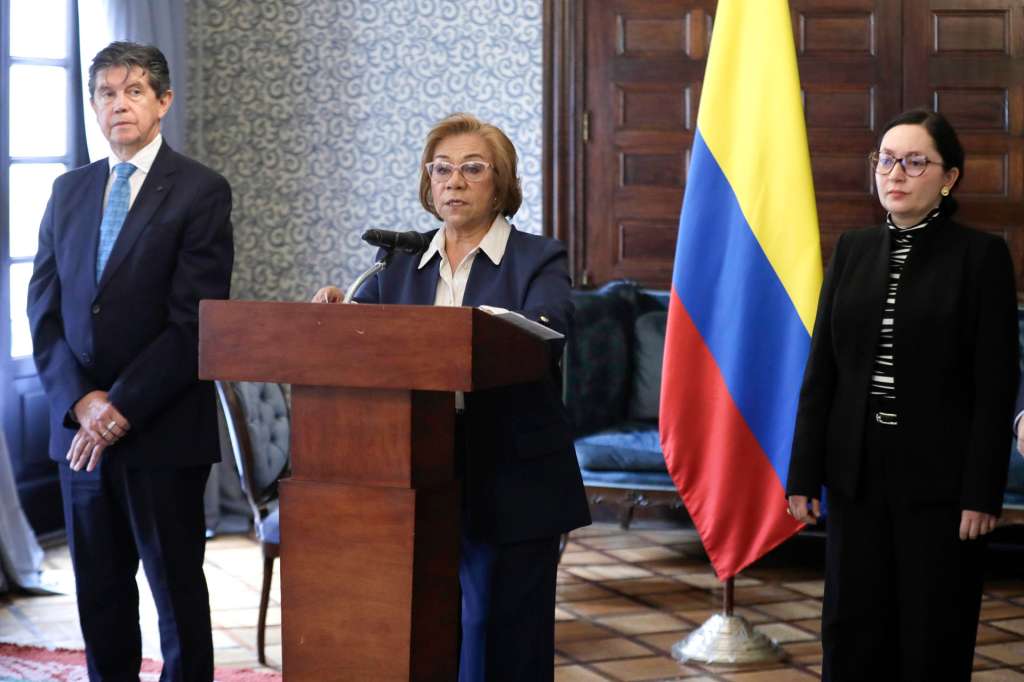 AME9000. BOGOTÁ (COLOMBIA), 17/10/2025.- La canciller colombiana, Rosa Yolanda Villavicencio (c), habla durante una rueda de prensa este viernes, en Bogotá (Colombia). El Gobierno colombiano espera la asistencia de al menos una docena de mandatarios a la IV Cumbre de la Comunidad de Estados Latinoamericanos y Caribeños (Celac) y la Unión Europea (UE) que se celebrará en noviembre en la ciudad caribeña de Santa Marta, informó Rosa Villavicencio. EFE/ Carlos Ortega