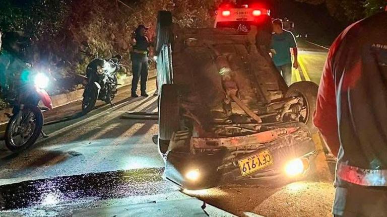 En estado crítico permanece conductor que chocó contra una peña vía a Ibagué