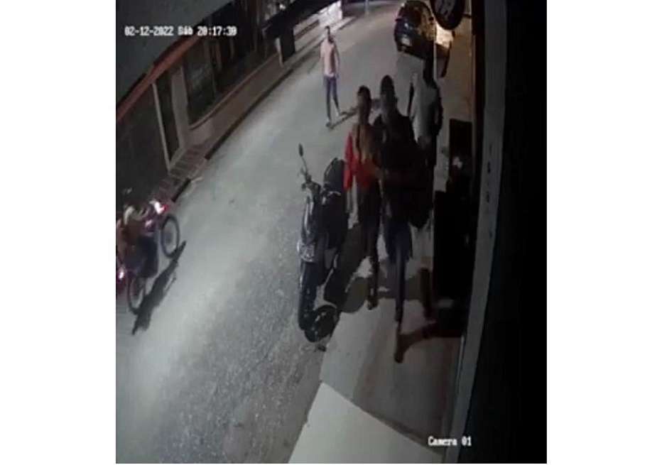 En cámaras de seguridad de establecimientos comerciales de la zona quedó grabado el momento en que un patrullero de la Policía y un cabo del Ejército, vestidos de civil, abordan por la espalda a un exguerrillero y escolta de la UNP.