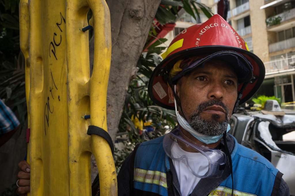 AME4494. CARACAS (VENEZUELA), 25/06/2026.- Un voluntario reacciona durante las labores de remoción de escombros y rescate este jueves, en el municipio Chacao en Caracas (Venezuela). El número de fallecidos en Venezuela a causa de los dos terremotos del miércoles se elevó a 188 y el de heridos a 1.520, mientras se calcula que al menos 346 construcciones, como edificios, hospitales y centros comerciales, resultados afectadas, informó este jueves el presidente de la Asamblea Nacional (AN, Parlamento), el chavista Jorge Rodríguez. EFE/ Boris Vergara
