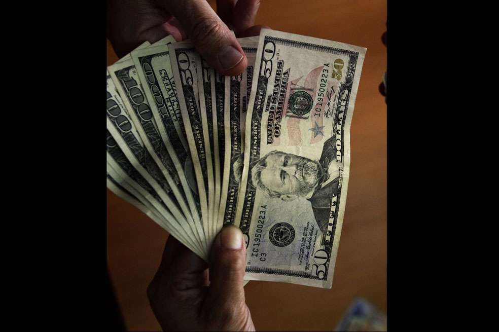 Según analistas, el reciente precio a la baja del dólar obedece a una corrección luego de que se vieran niveles de $1.940 a finales de junio. / EFE