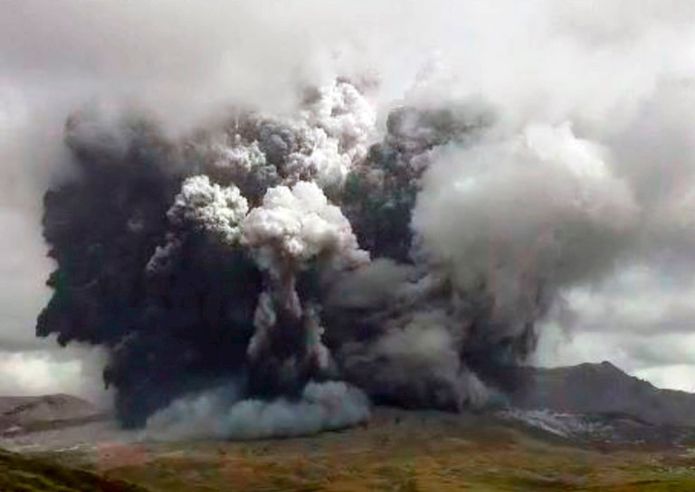 Las impresionantes imágenes de la erupción del volcán monte Aso en Japón