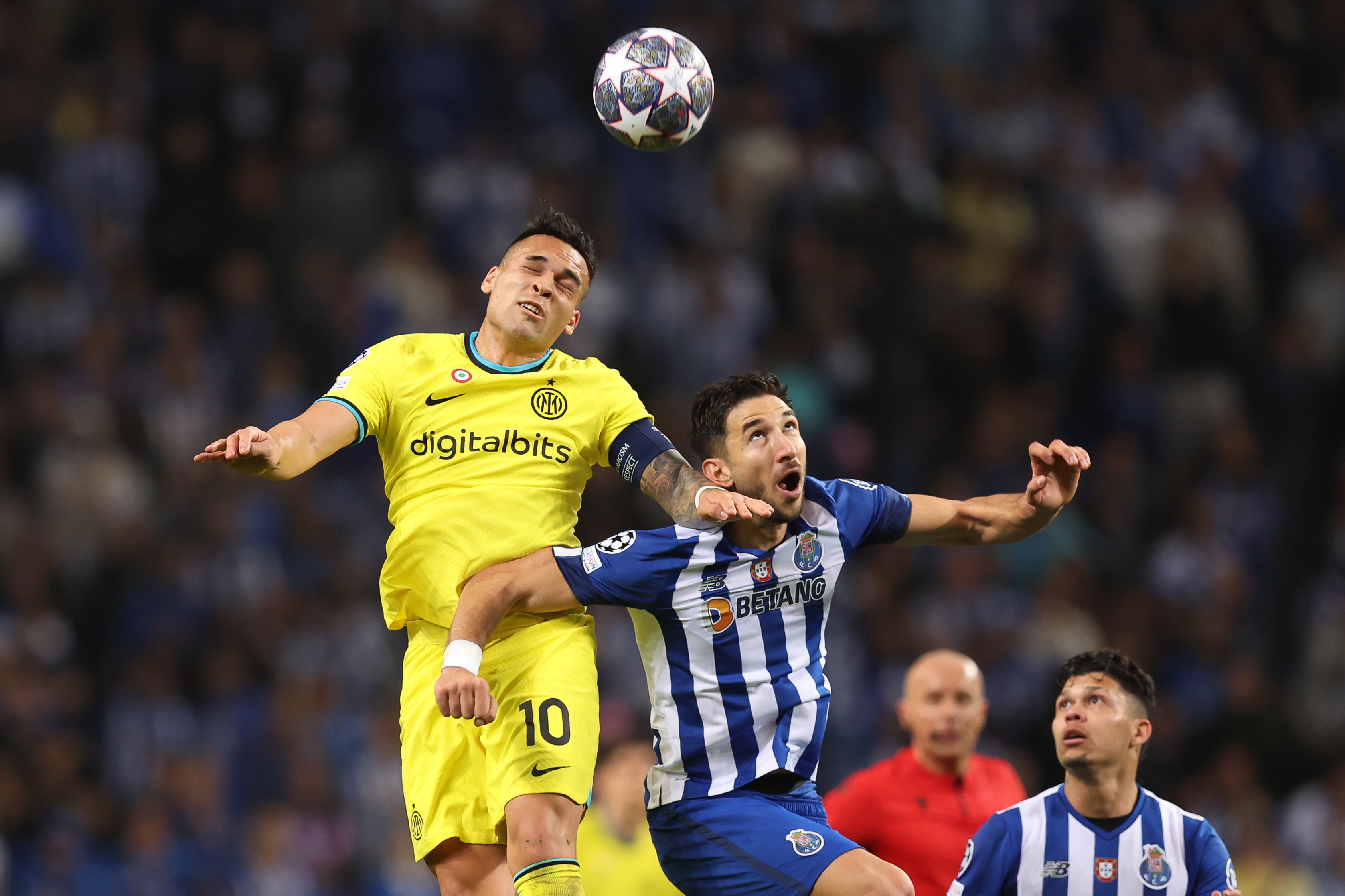 Porto (Portugal), 14/03/2023.- FC Porto's Marko Grujic (C) in action against Inter Milan's Lautaro Martinez (L) during the UEFA Champions League round of 16 second leg match between FC Porto and Inter Milan, in Porto, Portugal, 14 March 2023. (Liga de Campeones) EFE/EPA/JOSE COELHO