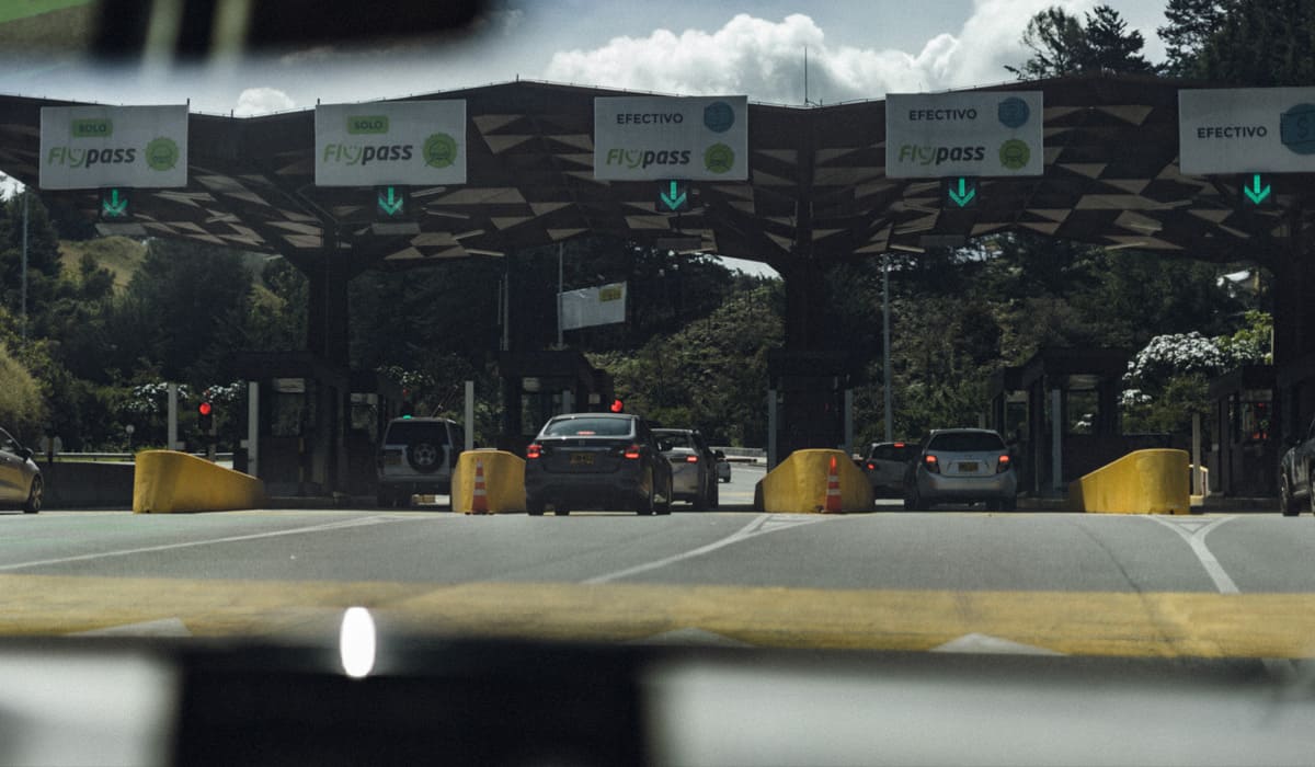 La magia de ahorrar tiempo con Flypass sucede por el tag que se ubica por dentro del parabrisas.