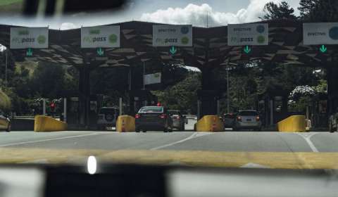 Un carro se demora milisegundos en pasar por un peaje con el tag de Flypass