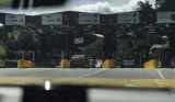 Un carro se demora milisegundos en pasar por un peaje con el tag de Flypass