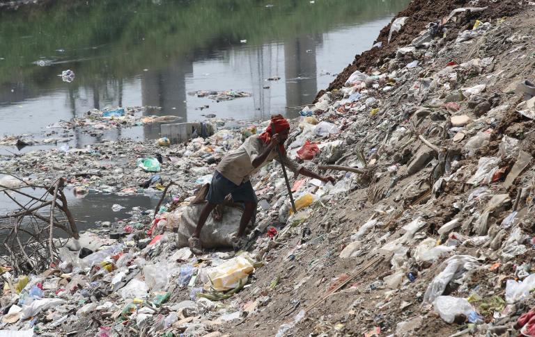 Cada año, las personas consumen más de 50.000 partículas de plástico, según la ONU