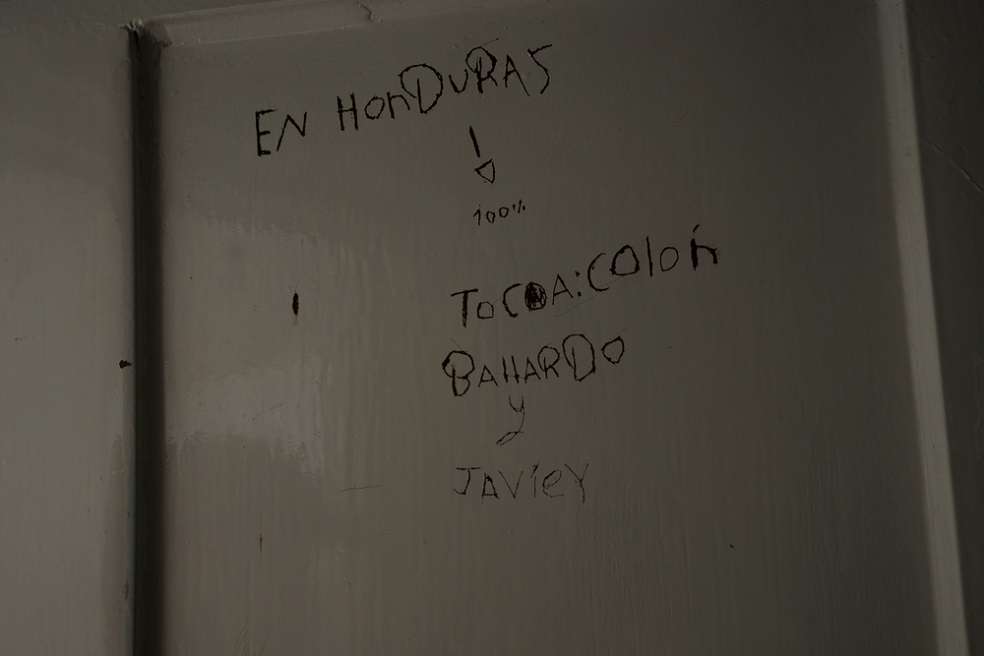 1. Graffiti tallado en la pared por niños migrantes de Honduras en una instalación de servicios familiares mexicanos.Dominic BraccoTegucigalpa: ciclos de violencia
