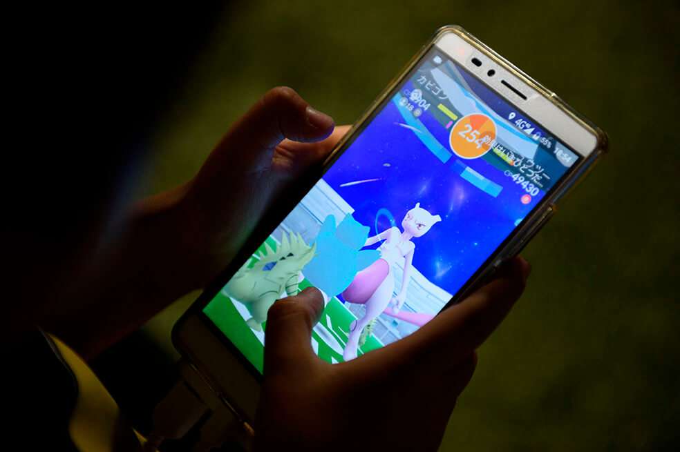 El creador de Pokemon Go anunció que modificará el juego para que sea más compatible para usarlo sin salir de casa. / Bloomberg