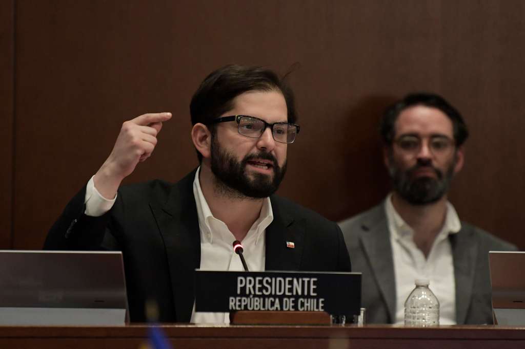 AME1936. WASHINGTON (ESTADOS UNIDOS), 22/09/2023.- El presidente de Chile, Gabriel Boric, habla durante una sesión del Consejo Permanente de la OEA, hoy, en Washington (EE.UU.). Boric aprovechó este viernes su comparecencia ante la Organización de Estados Americanos (OEA) para rememorar al expresidente chileno Salvador Allende (1908-1973) y apelar así al "respeto por los derechos humanos" en Nicaragua. El discurso de Boric, el primero que ofrece en la OEA, llegó después de que esta institución develara una placa homenaje a Allende en la entrada principal de su sede cuando se cumplen cincuenta años del golpe de Estado encabezado por Augusto Pinochet en Chile, que daría lugar a una dictadura militar que se prolongaría hasta 1990. EFE/ Lenin Nolly