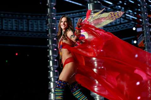 Alessandra Ambrosio deja la pasarela de Victoria’s Secret luego de 17 años