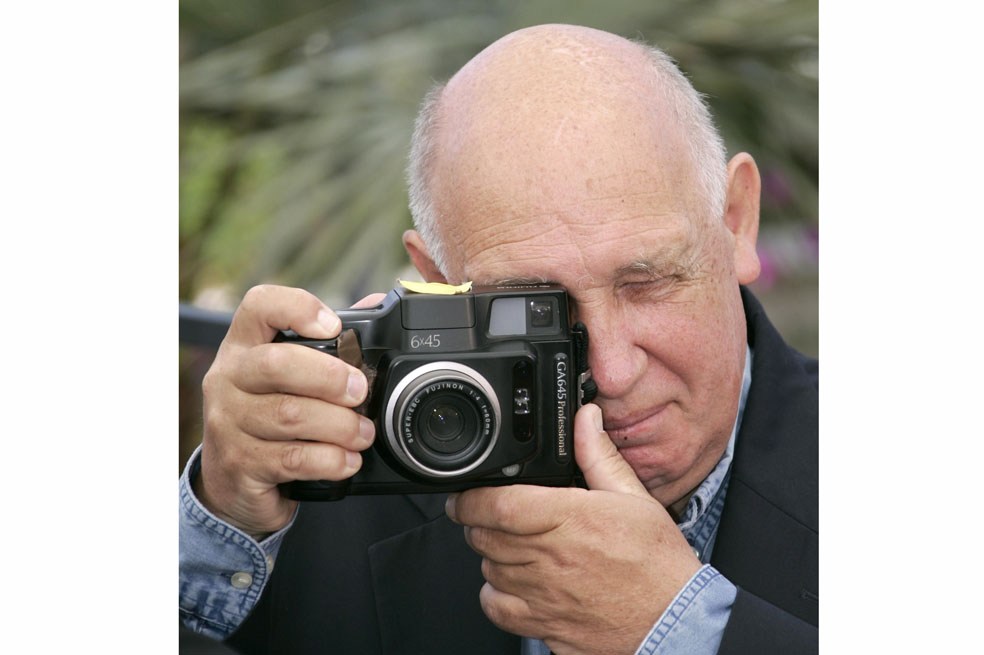 French Director Raymond Depardon takes a photograph during a photocall for the film "Chacun son Cinema" at the 60th Cannes Film Festival May 20, 2007. REUTERS/Yves Herman (FRANCE)