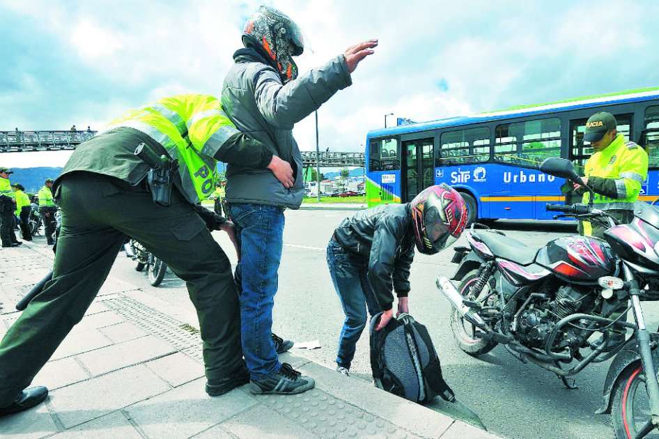 Bogotá amaneció ayer con operaciones en diferentes puntos de la ciudad, luego de los ataques del pasado jueves. / AFP