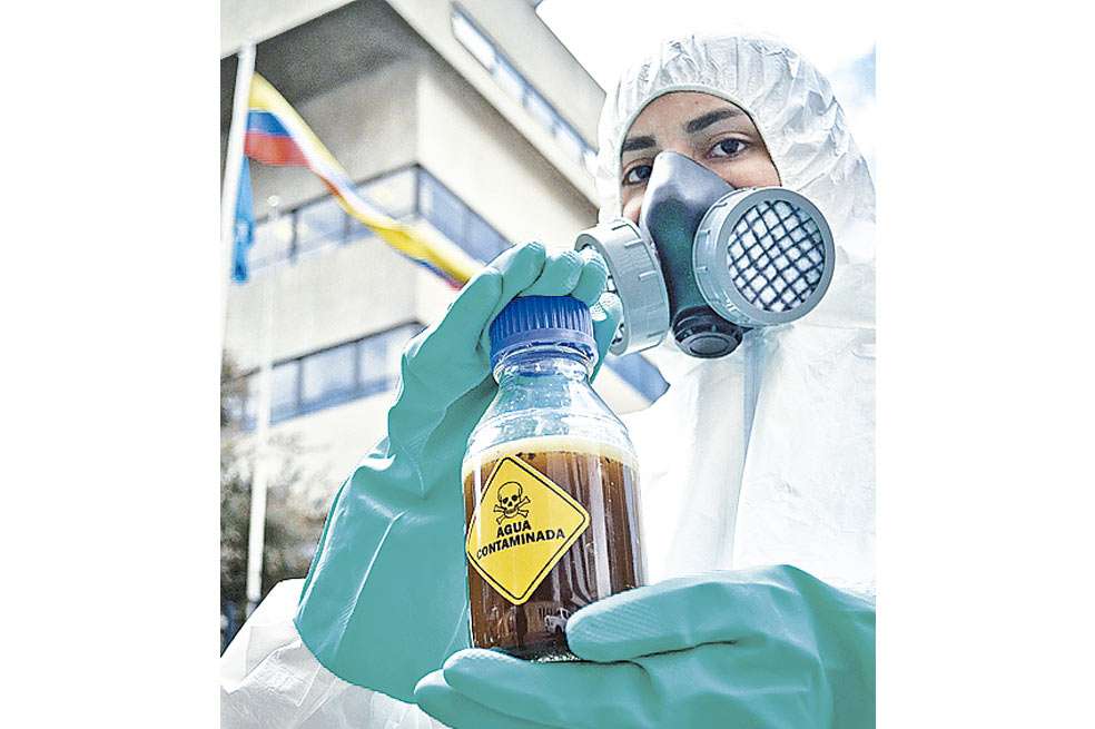 Con muestras tomadas en el páramo de Pisba, voluntarios de la ONG protestaron. / Greenpeace.