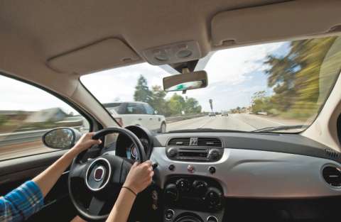 5 errores comunes al manejar en carretera