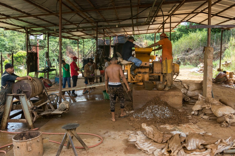 Tras hacer una encuesta a los pacientes que iban llegando con malaria, el médico notó que el 33 % se trataba de mineros.Bram Ebus/InfoAmazonia/Correo del CaroníEl médico teme que esta falta de control con los antimaláricos genere resistencia. El relato de los mineros le ha despertado esa curiosidad. Son personas que ingresan, que han sido tratadas, pero recaen prontamente. Los síntomas regresan. Algo que puede deberse a parásitos que se han vuelto resistentes, a medicamentos falsificados o a que los pacientes ahorran los medicamentos para futuras crisis.No se trata de nada nuevo a nivel mundial. En la historia se han reportado distintos casos de Plasmodium, el parásito que invade a los mosquitos que transmiten malaria, que han mutado hasta ser resistentes a medicamentos o insecticidas. En los años 50 sucedió en el norte de Suramérica, cuando los mosquitos sobrevivieron al mismo DDT que usó Arnoldo Gabaldón, y más tarde la historia se repitió en Camboya y Taiwán.