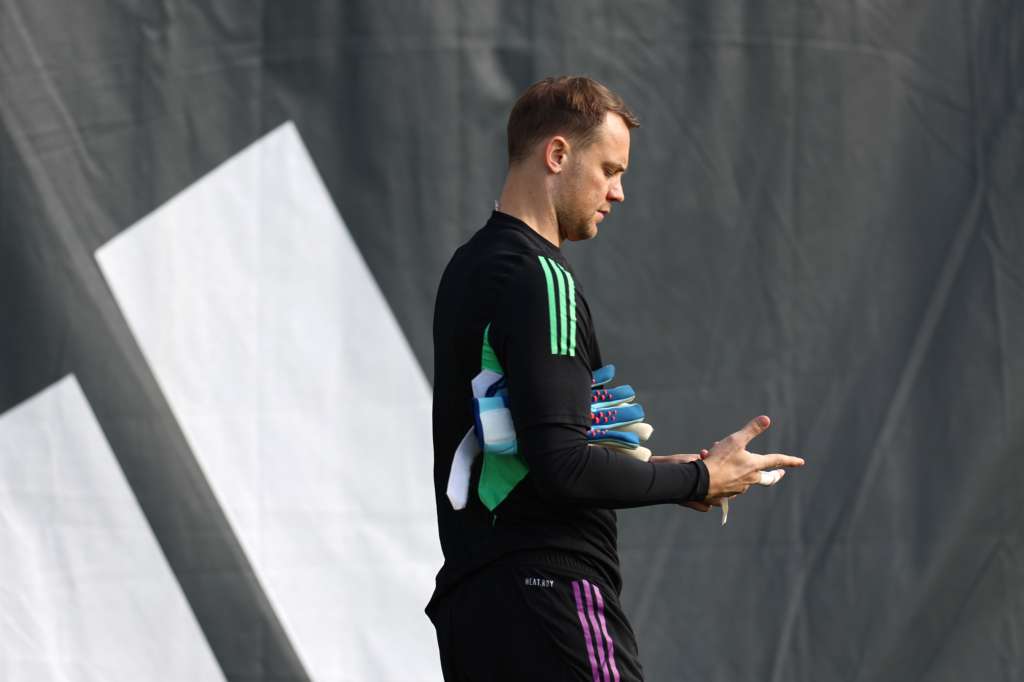 Munich (Germany), 23/10/2023.- Munich's goalkeeper Manuel Neuer arrives at a training session in Munich, Germany, 23 October 2023. Bayern Munich will face Galatasaray SK in a UEFA Champions League group stage soccer match on 24 September. (Liga de Campeones, Alemania) EFE/EPA/ANNA SZILAGYI