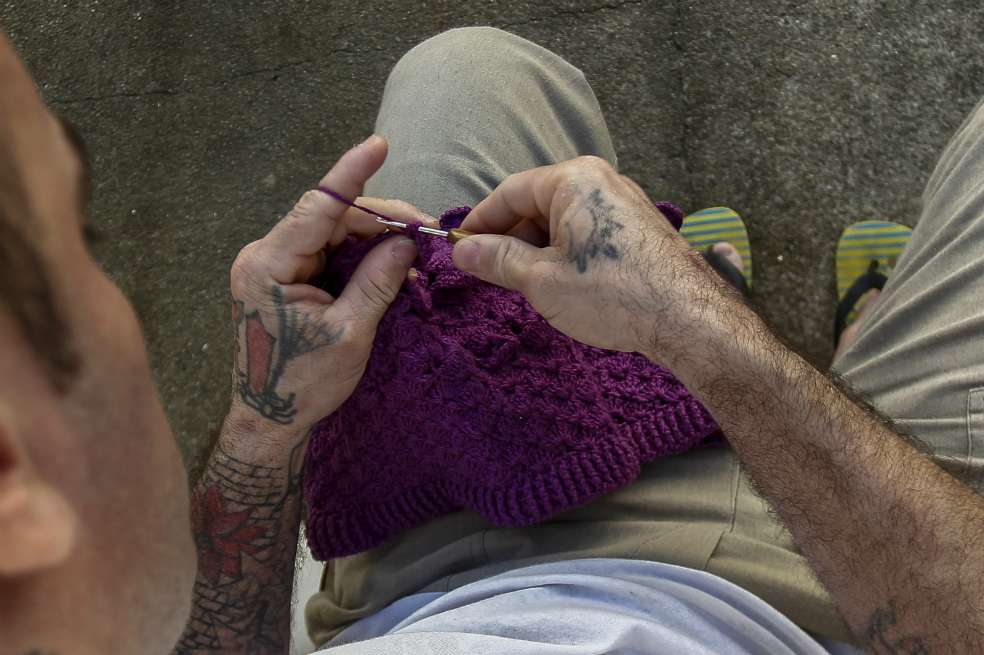 Unos 120 detenidos han participado en este programa desde que el diseñador de moda brasileño Gustavo Silvestre comenzara en 2016 a implementarlo en las celdas de este país, el tercero en población carcelaria del planeta, con 730.000 reclusos según cifras oficiales de ese año.