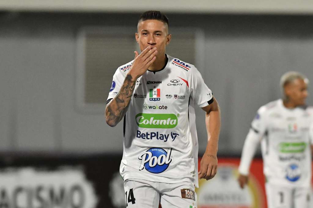 AME3259. COCHABAMBA (BOLIVIA), 16/07/2025.- Jefry Zapata de Once Caldas celebra un gol este miércoles, durante un partido de la eliminatoria para octavos de final de la Copa Sudamericana entre San Antonio Bulo Bulo y Once Caldas en el estadio Félix Capriles en Cochabamba (Bolivia). EFE/ Jorge Abrego
