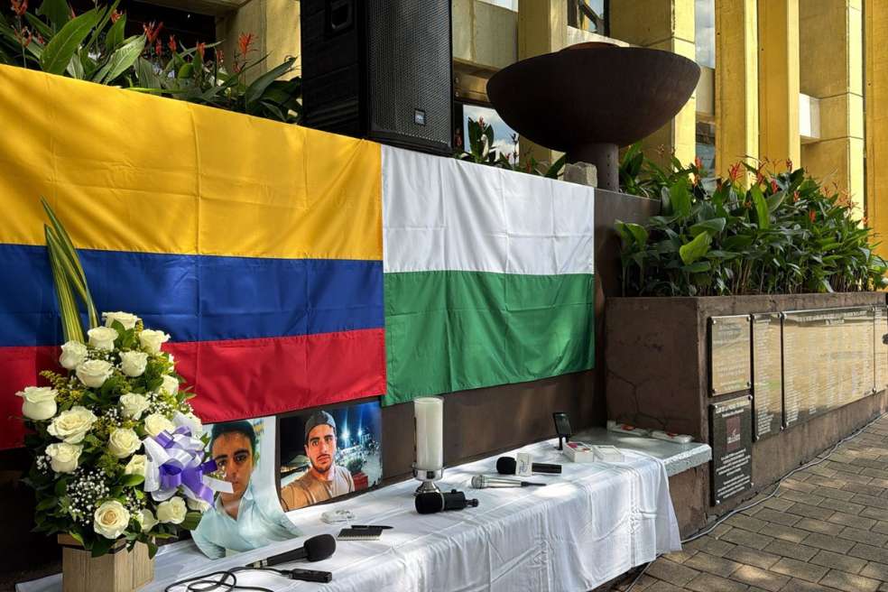Periodistas y comunicadores en Antioquia realizaron un plantón para homenajear al reportero Mateo Pérez y pedir justicia por su asesinato.