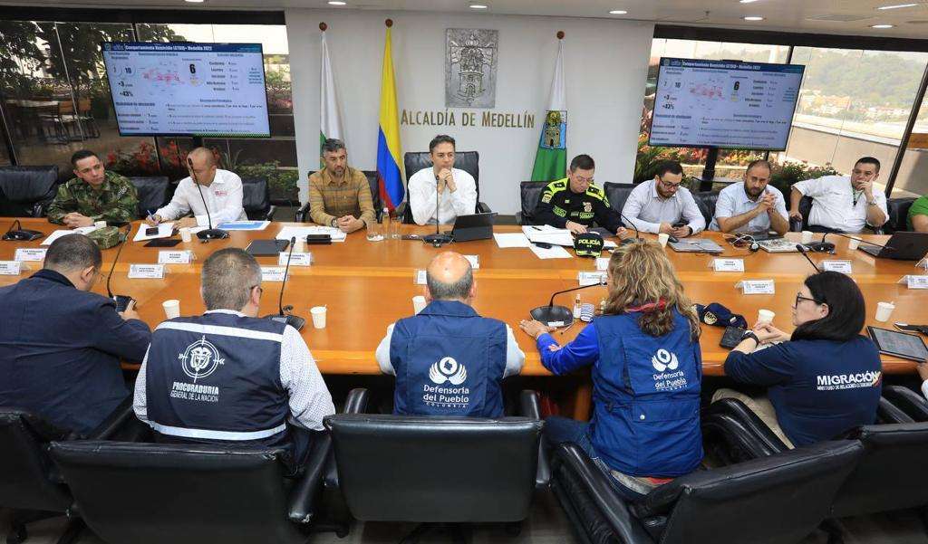 Una reunión de consejo de Seguridad. Una mesa larga con cerca de 13 personas, encabezadas por el alcalde de Medellín: Daniel Quintero.