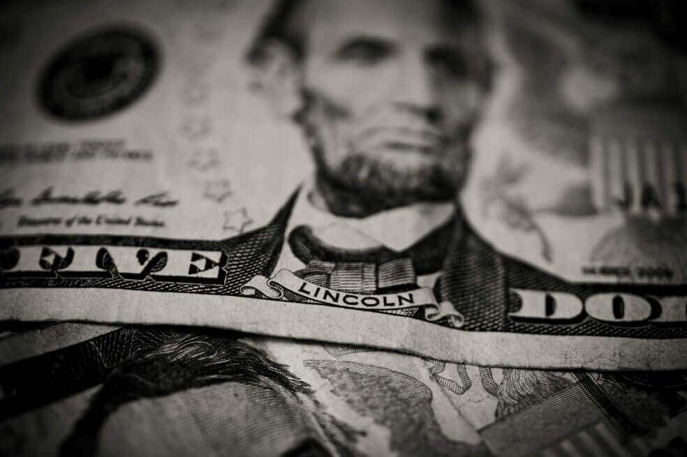 El dólar en Colombia tocó mínimos de $3.890 y máximos de $4.010 en la jornada de este viernes. / Bloomberg