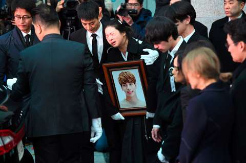 Estrellas del k-pop y fans lloran a Kim Jong-hyun en funeral masivo
